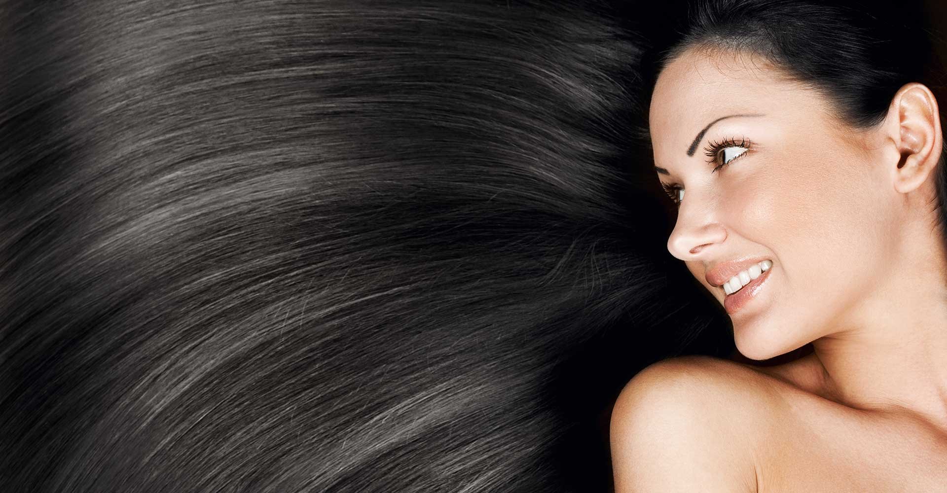 Mulher branca sorrindo e com a cor de cabelo preto bem liso